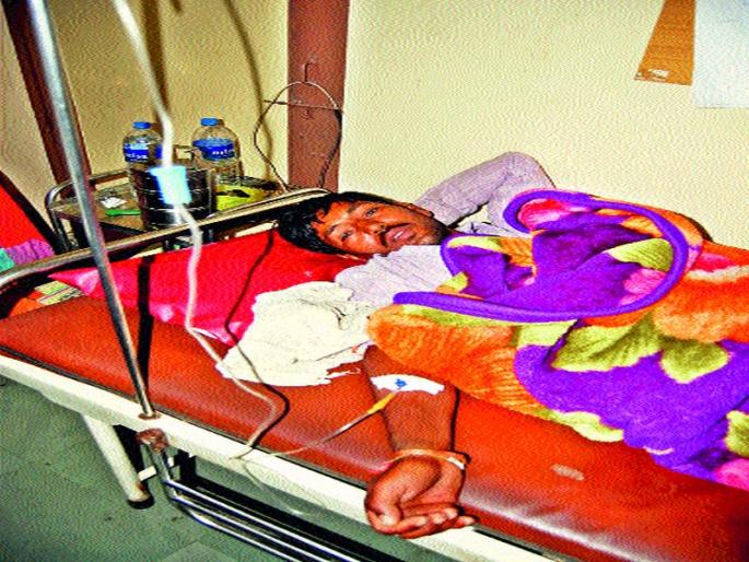 The farmer was beaten up by onion business | कांदा व्यापाºयाकडून शेतकºयाला मारहाण The farmer was beaten up by onion business | कांदा व्यापाºयाकडून शेतकºयाला मारहाण