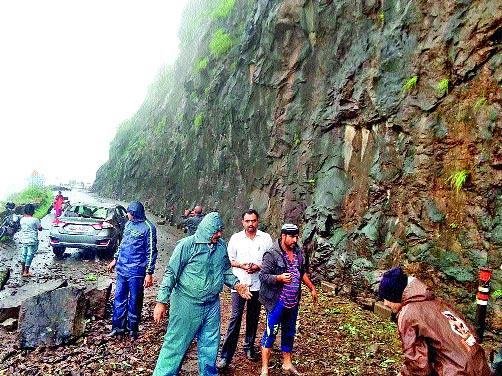 The rift in the Ganpati Ghat collapsed | गणपती घाटात दरड कोसळली The rift in the Ganpati Ghat collapsed | गणपती घाटात दरड कोसळली