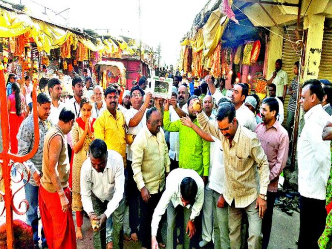 Saptashringi Devi: Trust asks devotees to avoid use of caribag Plastik Mukti on the fort | सप्तशृंगी देवी : ट्रस्टतर्फे भाविकांना कॅरिबॅगचा वापर टाळण्याचे आवाहन गडावर प्लॅस्टीकमुक्तीचा श्रीगणेशा Saptashringi Devi: Trust asks devotees to avoid use of caribag Plastik Mukti on the fort | सप्तशृंगी देवी : ट्रस्टतर्फे भाविकांना कॅरिबॅगचा वापर टाळण्याचे आवाहन गडावर प्लॅस्टीकमुक्तीचा श्रीगणेशा