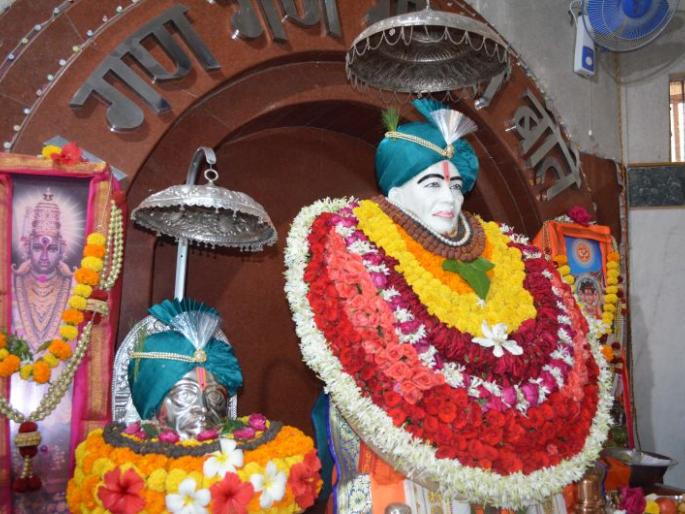 Rig of devotees to visit the temple of Saint Gajanan Maharaj in Dhule | धुळ्यात संत गजानन महाराज मंदिरात दर्शनासाठी भाविकांची रिघ