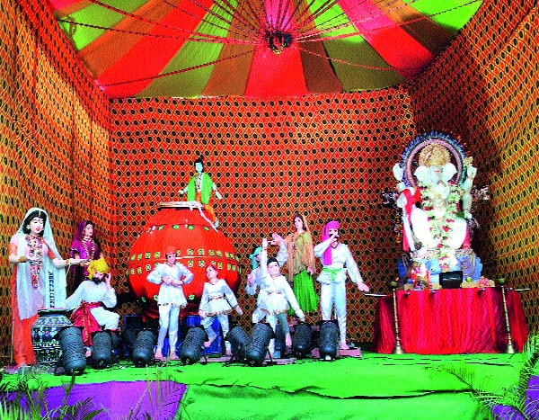 Filled with religious views | धार्मिक देखाव्यांवर भर Filled with religious views | धार्मिक देखाव्यांवर भर