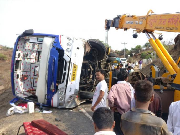 Private bus accident in Bapdev Ghat; 2 people seriously injured | बाेपदेव घाटात खासगी बस उलटली ; 2 जण गंभीर जखमी Private bus accident in Bapdev Ghat; 2 people seriously injured | बाेपदेव घाटात खासगी बस उलटली ; 2 जण गंभीर जखमी