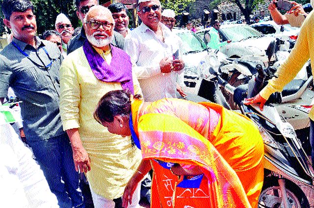 Chhagan Bhujbal Blessed by Nirmala Gavit! | निर्मला गावितांनी घेतले छगन भुजबळ यांचे आशीर्वाद ! Chhagan Bhujbal Blessed by Nirmala Gavit! | निर्मला गावितांनी घेतले छगन भुजबळ यांचे आशीर्वाद !