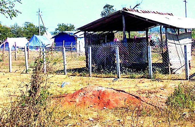 Encroachment of encroachment in city of Sironcha | सिरोंचा शहराला अतिक्रमणाचा विळखा Encroachment of encroachment in city of Sironcha | सिरोंचा शहराला अतिक्रमणाचा विळखा