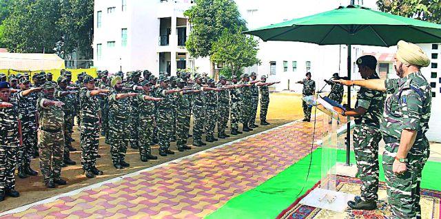 Sworn into cleanliness at the CRPF camp | सीआरपीएफ कॅम्पमध्ये स्वच्छतेची शपथ