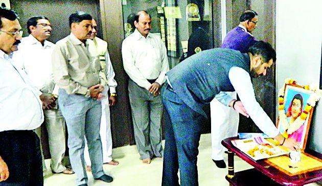 Savitribaiyans of the District Collectorate salute | जिल्हाधिकाऱ्यांची सावित्रीबार्इंना मानवंदना Savitribaiyans of the District Collectorate salute | जिल्हाधिकाऱ्यांची सावित्रीबार्इंना मानवंदना