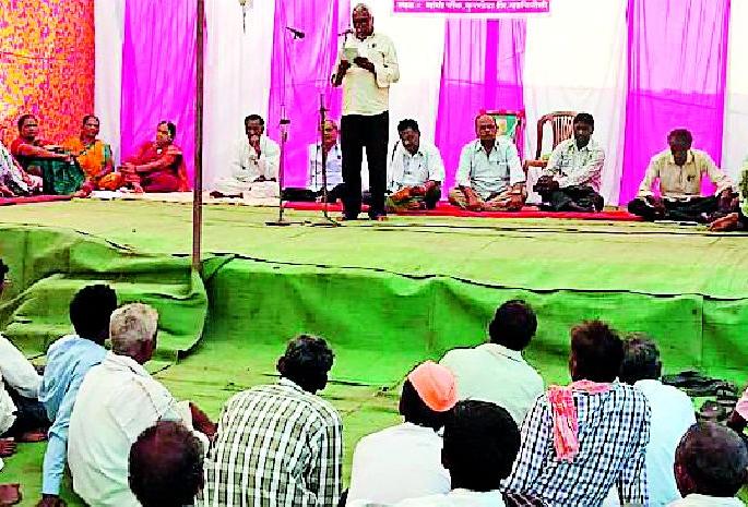 Due to the Vidarbavadars given in Kurkheda | कुरखेडात विदर्भवाद्यांनी दिले धरणे Due to the Vidarbavadars given in Kurkheda | कुरखेडात विदर्भवाद्यांनी दिले धरणे