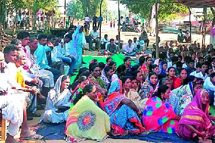 Take away the waist-belt waist, sell alcohol, take a bite and take it | आया-बाया कंबर कसून उठा गं, दारू विकेल त्याला धरून कुटा गं