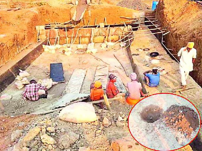 Build the dam in the ram | मेंढात बंधाऱ्याचे बांधकाम निकृष्ट Build the dam in the ram | मेंढात बंधाऱ्याचे बांधकाम निकृष्ट