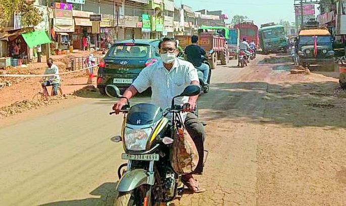 Highway work increased the dust problem | महामार्गाच्या कामामुळे धुळीचा त्रास वाढला Highway work increased the dust problem | महामार्गाच्या कामामुळे धुळीचा त्रास वाढला
