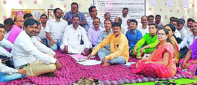 Backward movement of backward class workers | मागासवर्गीय कर्मचाऱ्यांचे धरणे आंदोलन