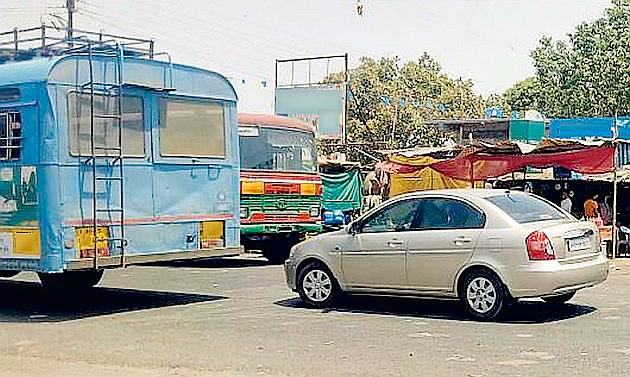 Traffic difficulty due to encroachment | अतिक्रमणामुळे वाहतुकीस अडचण Traffic difficulty due to encroachment | अतिक्रमणामुळे वाहतुकीस अडचण