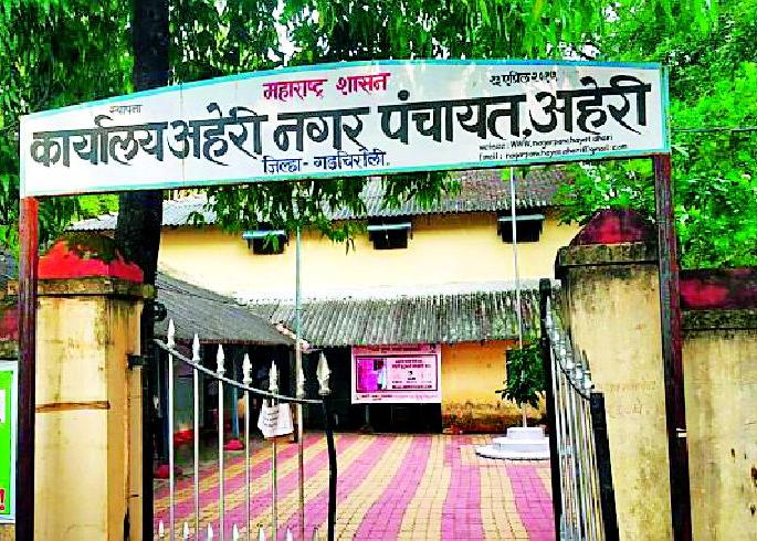 Class IV staff in charge of Public Information Officer | चतुर्थश्रेणी कर्मचाऱ्याने सांभाळला जनमाहिती अधिकाऱ्याचा प्रभार Class IV staff in charge of Public Information Officer | चतुर्थश्रेणी कर्मचाऱ्याने सांभाळला जनमाहिती अधिकाऱ्याचा प्रभार