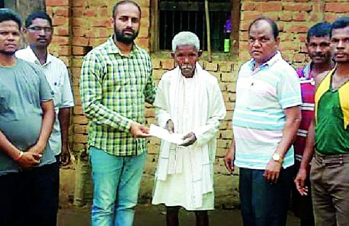 Four lakhs of help to the deceased's family | मृतांच्या कुटुंबीयांना चार लाखांची मदत Four lakhs of help to the deceased's family | मृतांच्या कुटुंबीयांना चार लाखांची मदत