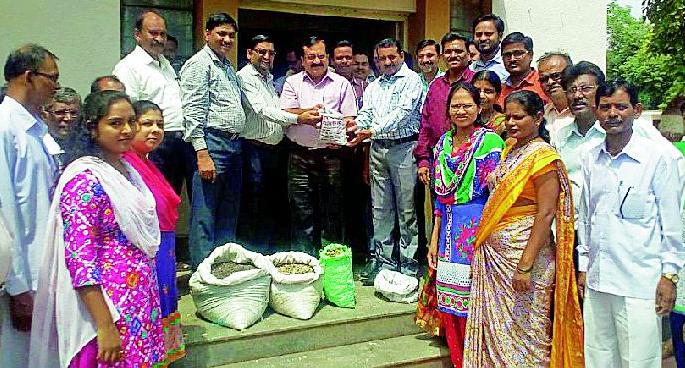 Provision of quintal seeds handed over to additional collectors | अपर जिल्हाधिकाऱ्यांकडे सव्वा क्विंटल बिज सुपूर्द Provision of quintal seeds handed over to additional collectors | अपर जिल्हाधिकाऱ्यांकडे सव्वा क्विंटल बिज सुपूर्द