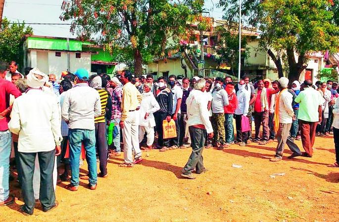 Crowd of paddy growers in Gadchirale for registration | नाेंदणीसाठी धान उत्पादकांची गडचिराेलीत उसळली गर्दी