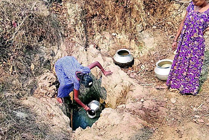 Water in Khambh to drink in Bhamragarh taluka | भामरागड तालुक्यात प्यावे लागतेय खड्ड्यातील पाणी Water in Khambh to drink in Bhamragarh taluka | भामरागड तालुक्यात प्यावे लागतेय खड्ड्यातील पाणी