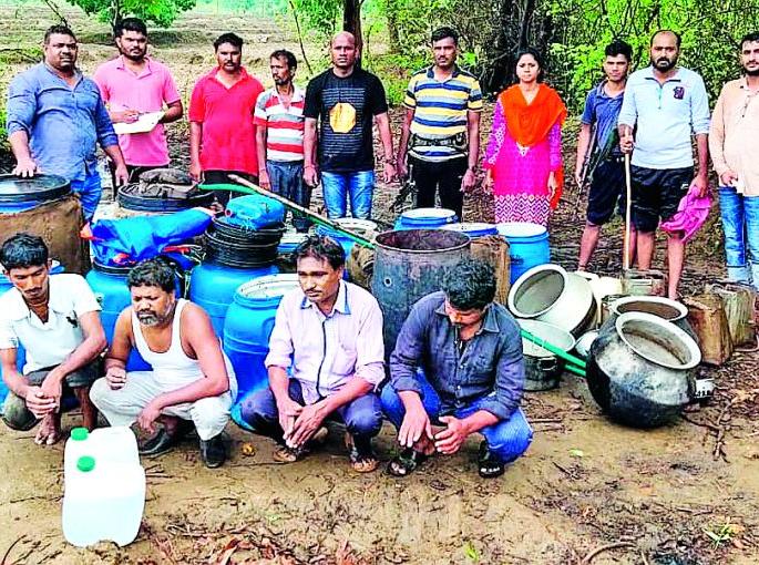 Police raid on alcohol | पोलिसांची दारू अड्ड्यांवर धाड Police raid on alcohol | पोलिसांची दारू अड्ड्यांवर धाड