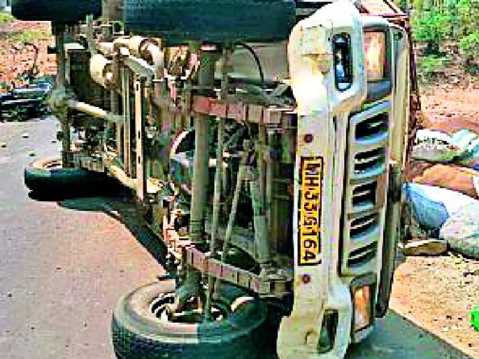 The cargo bicycle hit, one killed and seven injured | मालवाहूची दुचाकीला धडक, एक ठार, सात जखमी The cargo bicycle hit, one killed and seven injured | मालवाहूची दुचाकीला धडक, एक ठार, सात जखमी