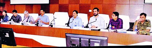 Review of development works taken by the commissioner | आयुक्तांनी घेतला विकासकामांचा आढावा