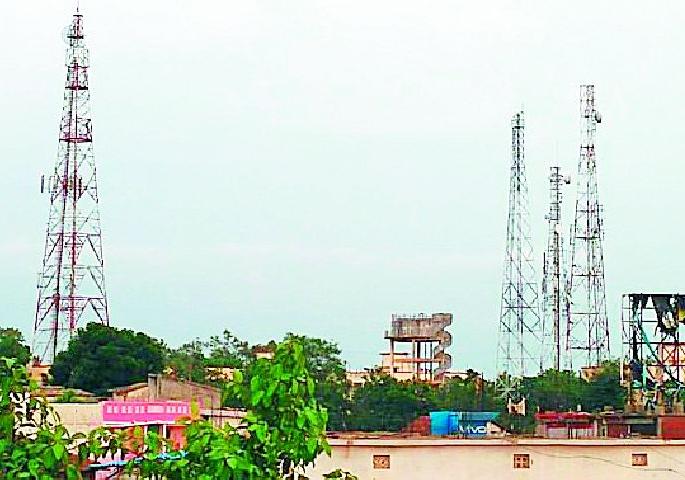 More than half of the towers in Gadchiroli are unofficial | गडचिरोलीतील अर्धेअधिक टॉवर अनधिकृत