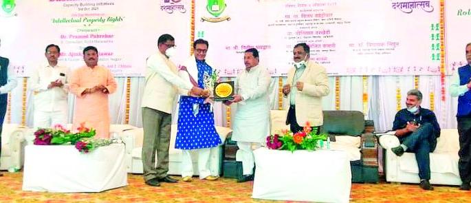 Funds of Rs. 25 crore will be provided every year for the development of Gandwana University | गाेंडवाना विद्यापीठाच्या विकासासाठी दरवर्षी २५ काेटींचा निधी उपलब्ध करणार Funds of Rs. 25 crore will be provided every year for the development of Gandwana University | गाेंडवाना विद्यापीठाच्या विकासासाठी दरवर्षी २५ काेटींचा निधी उपलब्ध करणार