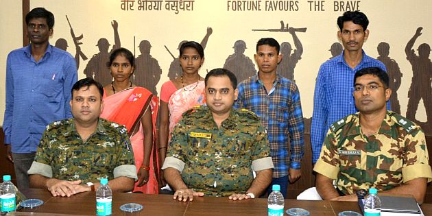 5 Naxalites surrendered with a reward of 20 lakhs | शेवट गोड! 20 लाखांचे बक्षिस असलेल्या 5 नक्षलवाद्याचे समर्पण 5 Naxalites surrendered with a reward of 20 lakhs | शेवट गोड! 20 लाखांचे बक्षिस असलेल्या 5 नक्षलवाद्याचे समर्पण