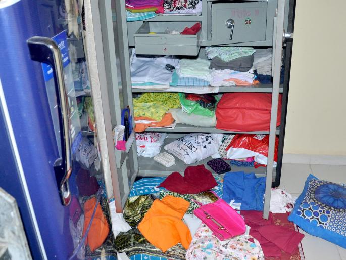 Lawyer's flat broken into in Kasba Bawda, burglary in Bhardupari | कसबा बावड्यात वकिलाचा फ्लॅट फोडला, भरदुपारी घरफोडी Lawyer's flat broken into in Kasba Bawda, burglary in Bhardupari | कसबा बावड्यात वकिलाचा फ्लॅट फोडला, भरदुपारी घरफोडी