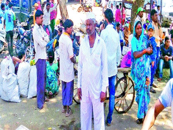 Workers' Struggle: For the purpose of getting employment, 'Adhikti' | गिरणारेत मजुरांचा ठिय्या : काम मिळवण्यासाठी भटकंती रोजंदारीसाठी आदिवासींना ‘चटके’ Workers' Struggle: For the purpose of getting employment, 'Adhikti' | गिरणारेत मजुरांचा ठिय्या : काम मिळवण्यासाठी भटकंती रोजंदारीसाठी आदिवासींना ‘चटके’