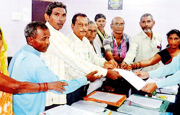 'Stop the road' of farmers | शेतकºयांचे ‘रास्ता रोको’