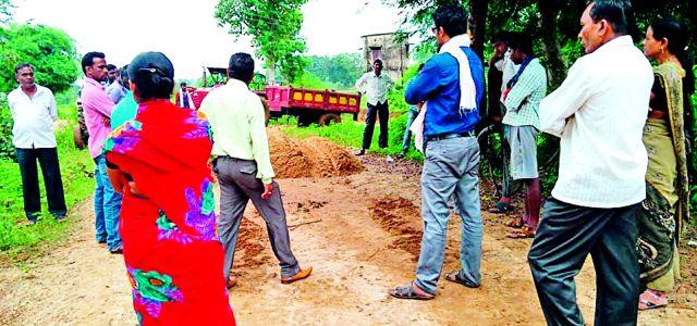 Tractor left without taking action | कारवाई न करताच सोडले ट्रॅक्टर Tractor left without taking action | कारवाई न करताच सोडले ट्रॅक्टर