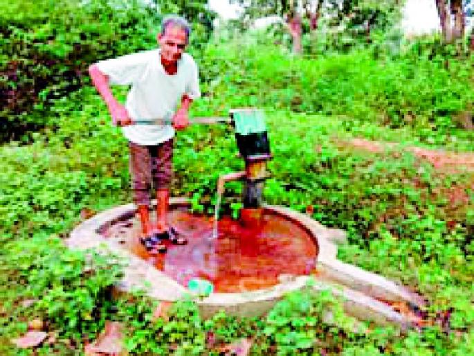 Drinking water from 'that' borewell makes the tongue black | ‘त्या’ बोअरवेलचे पाणी पिल्याने जिभेचा रंग होतो काळा Drinking water from 'that' borewell makes the tongue black | ‘त्या’ बोअरवेलचे पाणी पिल्याने जिभेचा रंग होतो काळा