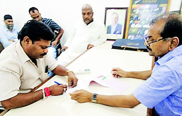 Lillharee joins NCP with workers | कार्यकर्त्यांसह लिल्हारे यांचा राष्ट्रवादी काँग्रेसमध्ये प्रवेश Lillharee joins NCP with workers | कार्यकर्त्यांसह लिल्हारे यांचा राष्ट्रवादी काँग्रेसमध्ये प्रवेश