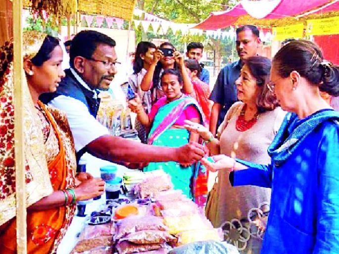 Sonia Gandhi tweeted the taste of Mohla lava | सोनिया गांधींनी चाखली मोहाच्या लाडूची चव Sonia Gandhi tweeted the taste of Mohla lava | सोनिया गांधींनी चाखली मोहाच्या लाडूची चव