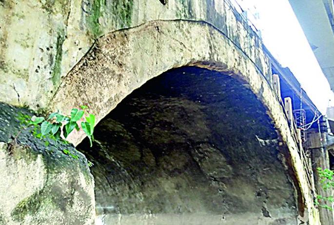 The old flyover will be closed to traffic | जुना उड्डाणपूल वाहतुकीसाठी बंद होणार The old flyover will be closed to traffic | जुना उड्डाणपूल वाहतुकीसाठी बंद होणार