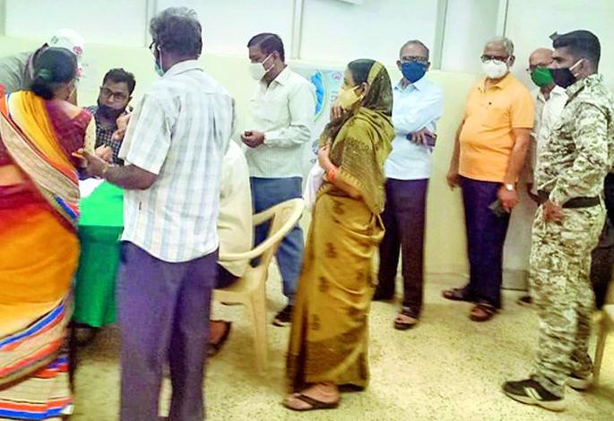 Since there are few centers, the seniors can afford it | मोजकेच केंद्र असल्याने ज्येष्ठांची होतेय परवड Since there are few centers, the seniors can afford it | मोजकेच केंद्र असल्याने ज्येष्ठांची होतेय परवड