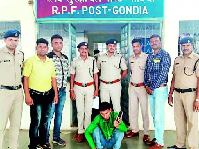 Two cell phones have been captured by thieves | दोन मोबाईल चोरट्यांना पकडले Two cell phones have been captured by thieves | दोन मोबाईल चोरट्यांना पकडले