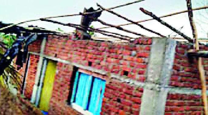Storm and rain damages 11 lakh | वादळ व पावसाने ११ लाखांचे नुकसान Storm and rain damages 11 lakh | वादळ व पावसाने ११ लाखांचे नुकसान