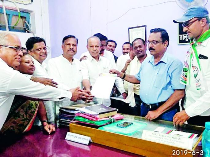 Protest movement against NCP's Tehsil office | राष्ट्रवादी काँग्रेसचे तहसील कार्यालयासमोर धरणे आंदोलन Protest movement against NCP's Tehsil office | राष्ट्रवादी काँग्रेसचे तहसील कार्यालयासमोर धरणे आंदोलन