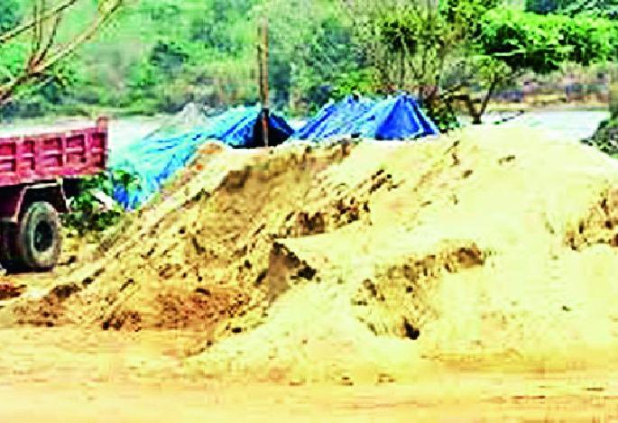 Illegal outburst of sand continues from the sand dunes | रेतीमाफियांकडून रेतीचा अवैध उपसा सुरूच Illegal outburst of sand continues from the sand dunes | रेतीमाफियांकडून रेतीचा अवैध उपसा सुरूच