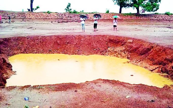 The 'pothole' in the pond is supposed to be deadly | तलावातील ‘तो’ खड्डा ठरतोय प्राणघातक