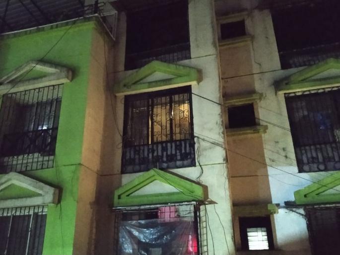 Mumbaikars protest against increased electricity bills by turning off lights | दिवे बंद करून मुंबईकरांनी केला वाढीव वीज बिलांचा निषेध Mumbaikars protest against increased electricity bills by turning off lights | दिवे बंद करून मुंबईकरांनी केला वाढीव वीज बिलांचा निषेध