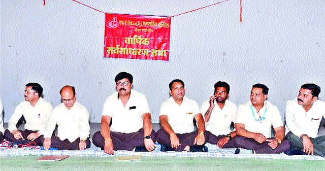 Confusion in the organization's meeting | संघटनेच्या बैठकीत गोंधळ Confusion in the organization's meeting | संघटनेच्या बैठकीत गोंधळ