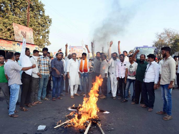 Satav's arrest | सातव यांच्या अटकेचे हिंगोलीत पडसाद Satav's arrest | सातव यांच्या अटकेचे हिंगोलीत पडसाद