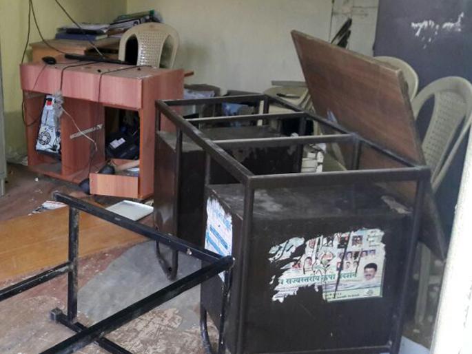 Dismissal of the office of the MLA in Kalamnuri | कळमनुरी येथे आमदाराच्या कार्यालयाची तोडफोड Dismissal of the office of the MLA in Kalamnuri | कळमनुरी येथे आमदाराच्या कार्यालयाची तोडफोड