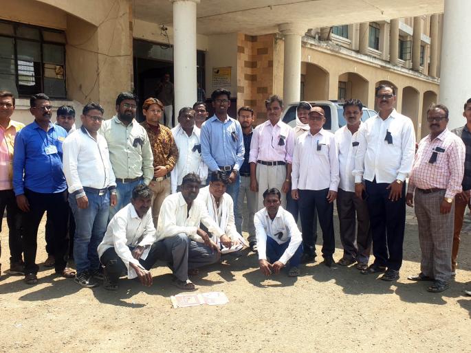 The movement continued on the next day | दुसऱ्या दिवशीही आंदोलन सुरूच The movement continued on the next day | दुसऱ्या दिवशीही आंदोलन सुरूच