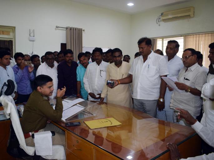  Abducted MLAs; The demand for registration of crime | आमदारांना शिवीगाळ; गुन्हा नोंदविण्याची मागणी