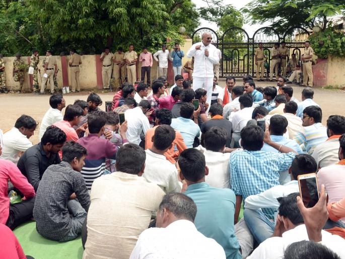 Banana movement for Maratha reservation | मराठा आरक्षणासाठी केले मुंडण आंदोलन Banana movement for Maratha reservation | मराठा आरक्षणासाठी केले मुंडण आंदोलन