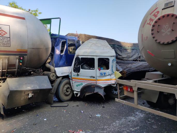 Accident in leakage losses due to container failure; Many were injured | कंटेनरचे ब्रेक फेल झाल्याने कसारा घाटात अपघात; अनेक प्रवासी जखमी Accident in leakage losses due to container failure; Many were injured | कंटेनरचे ब्रेक फेल झाल्याने कसारा घाटात अपघात; अनेक प्रवासी जखमी