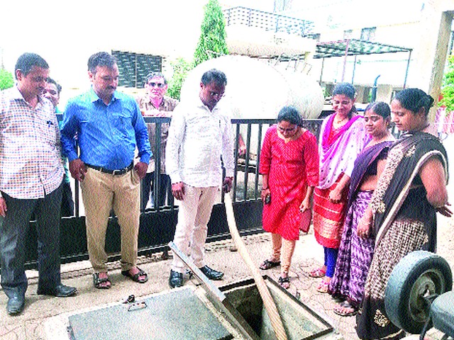 Water supply officials | पाणीपुरवठा अधिकाऱ्यांना घेराव Water supply officials | पाणीपुरवठा अधिकाऱ्यांना घेराव
